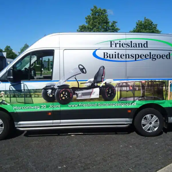 Bedrijfswagen reclame Friesland Buitenspeelgoed