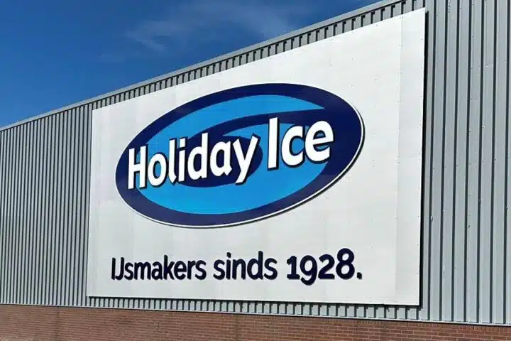 Nieuw reclamebord Holiday Ice Sint Nicolaasga